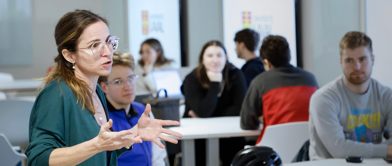 Professeure donne un cours à l'Université Laval