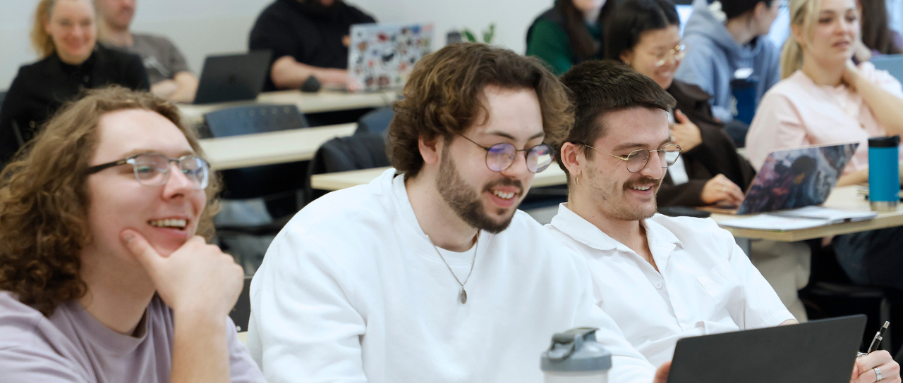 Des étudiants assistent à un cours
