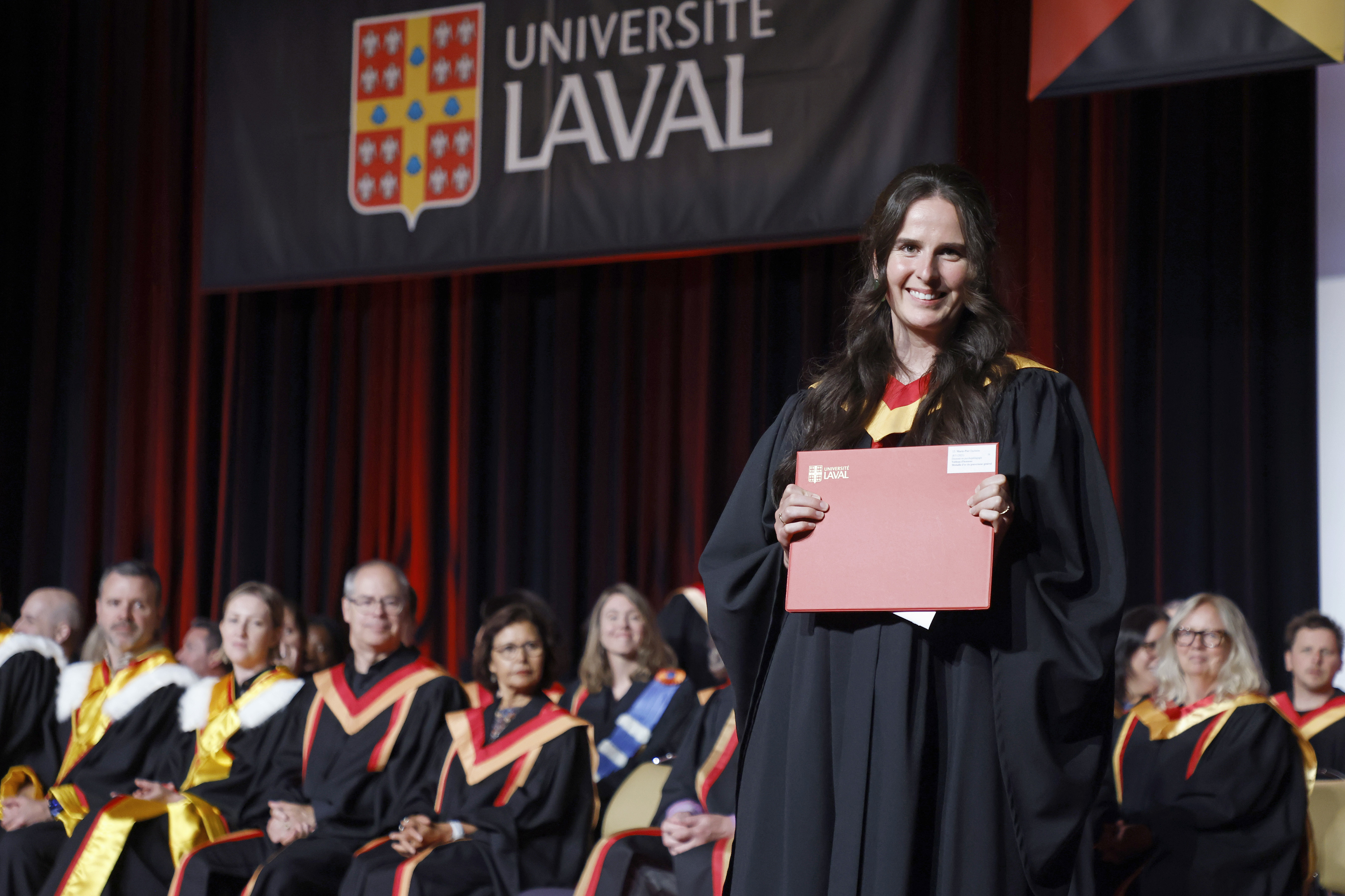 Marie-Pier Duchaine reçoit son diplôme lors de la collation des grades