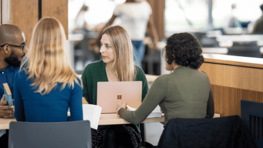 Rencontre entre personnes étudiantes