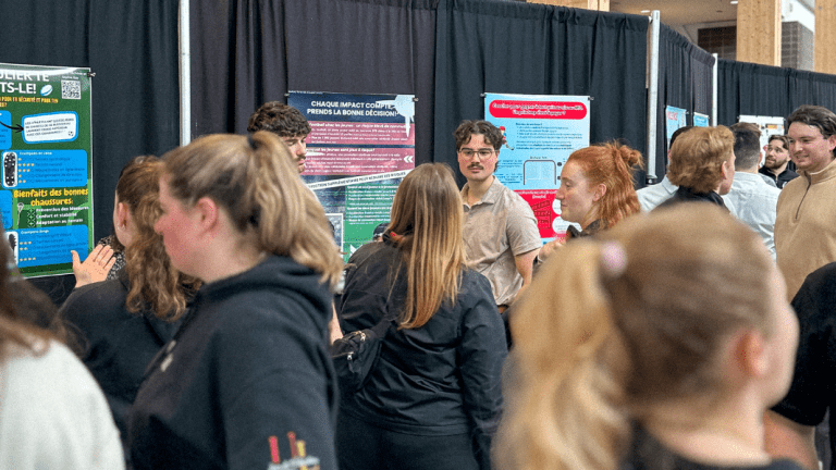 Personnes étudiantes discutant avec professeurs et mentors.