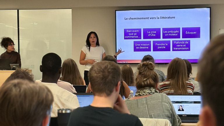 Isabelle Picard présente devant la classe