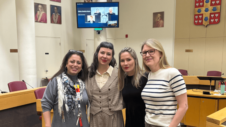 Geneviève Raîche-Savoie entourée du jury